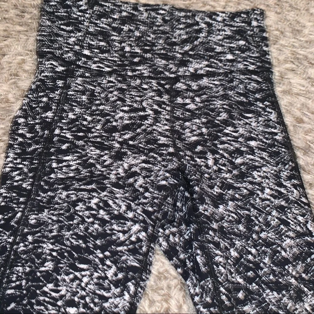 Lululemon Athletic Black & White Deep Breath Cropped Mesh Leggings size 4